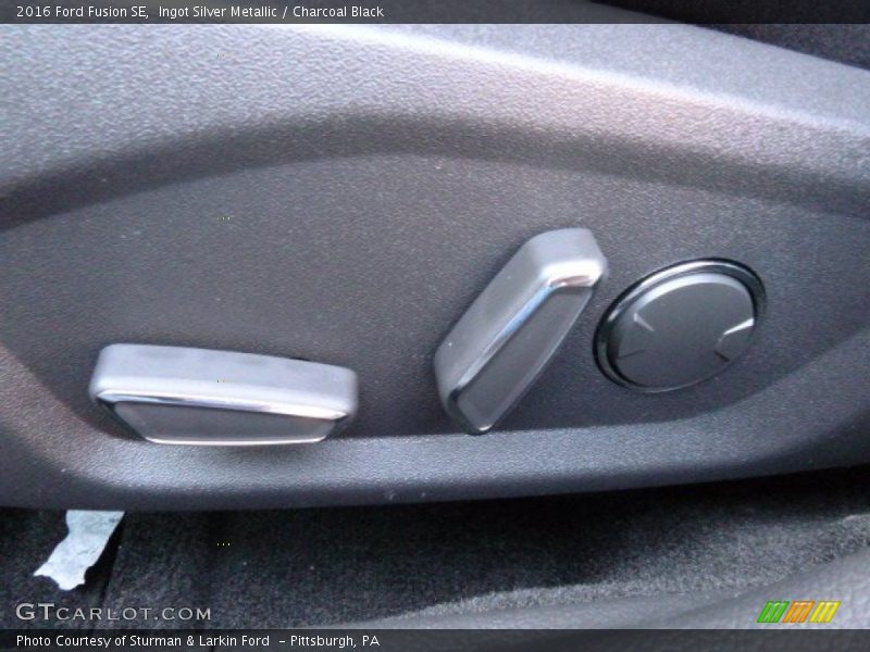 Ingot Silver Metallic / Charcoal Black 2016 Ford Fusion SE