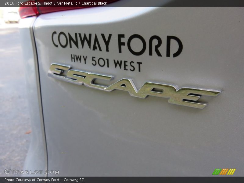 Ingot Silver Metallic / Charcoal Black 2016 Ford Escape S