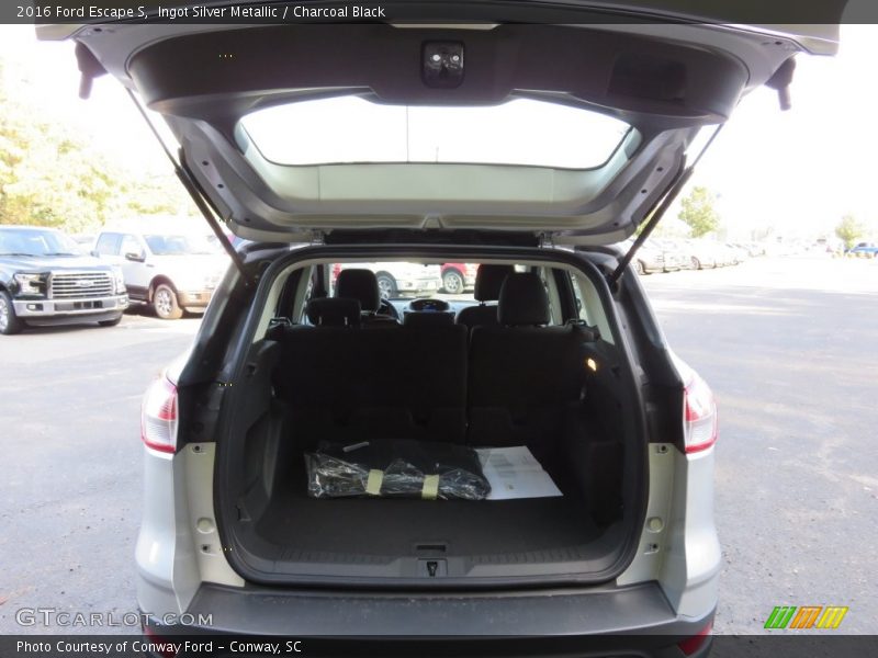 Ingot Silver Metallic / Charcoal Black 2016 Ford Escape S