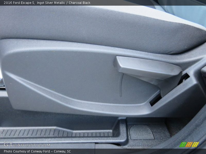 Ingot Silver Metallic / Charcoal Black 2016 Ford Escape S