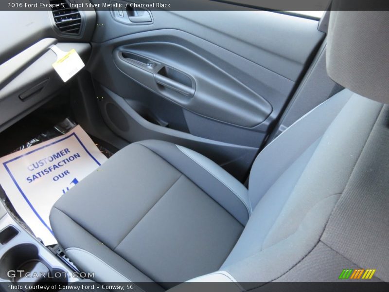 Ingot Silver Metallic / Charcoal Black 2016 Ford Escape S