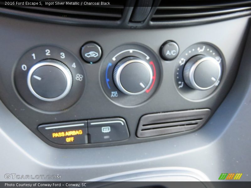 Ingot Silver Metallic / Charcoal Black 2016 Ford Escape S