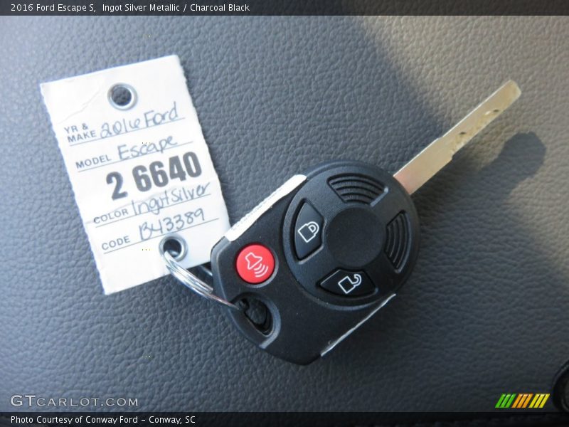 Ingot Silver Metallic / Charcoal Black 2016 Ford Escape S