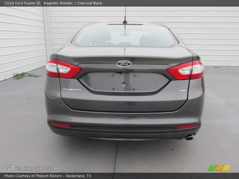 Magnetic Metallic / Charcoal Black 2016 Ford Fusion SE