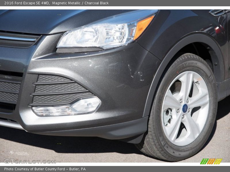 Magnetic Metallic / Charcoal Black 2016 Ford Escape SE 4WD