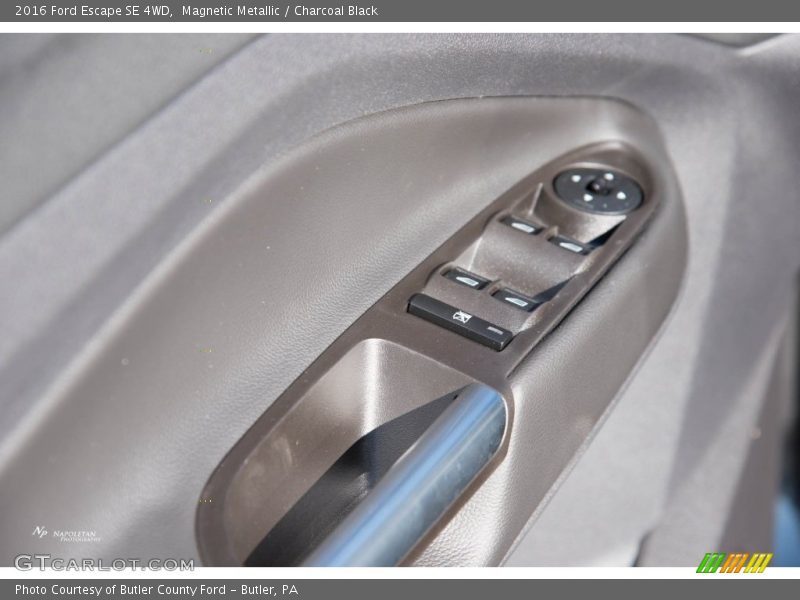 Magnetic Metallic / Charcoal Black 2016 Ford Escape SE 4WD