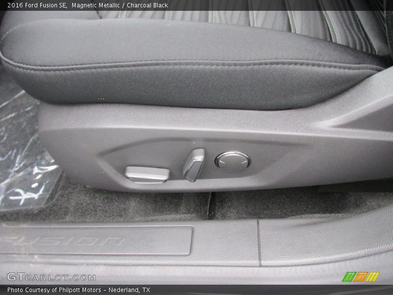 Magnetic Metallic / Charcoal Black 2016 Ford Fusion SE