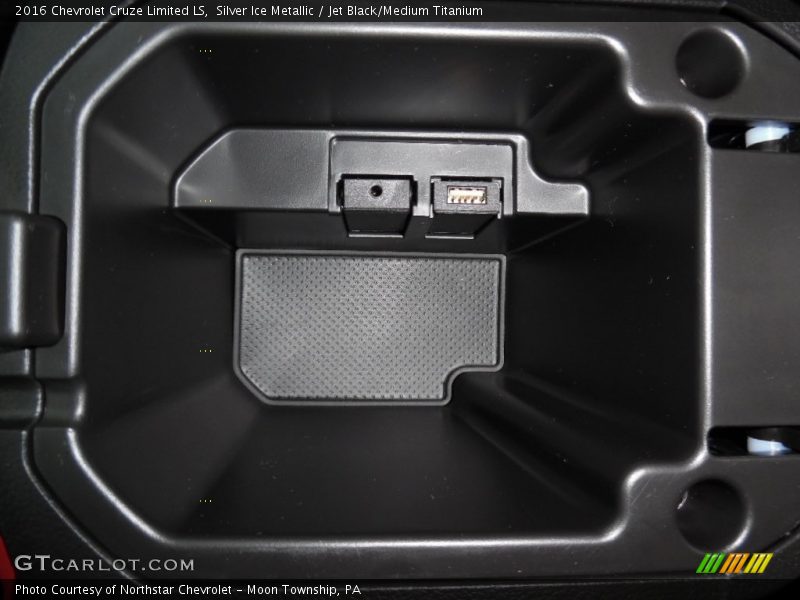 Silver Ice Metallic / Jet Black/Medium Titanium 2016 Chevrolet Cruze Limited LS