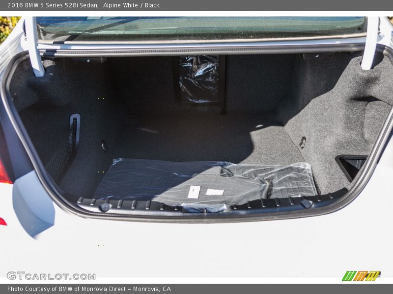 Alpine White / Black 2016 BMW 5 Series 528i Sedan