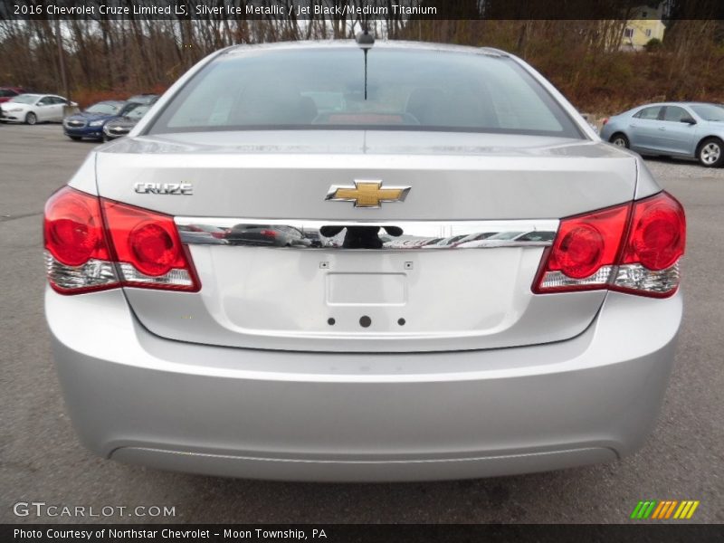 Silver Ice Metallic / Jet Black/Medium Titanium 2016 Chevrolet Cruze Limited LS