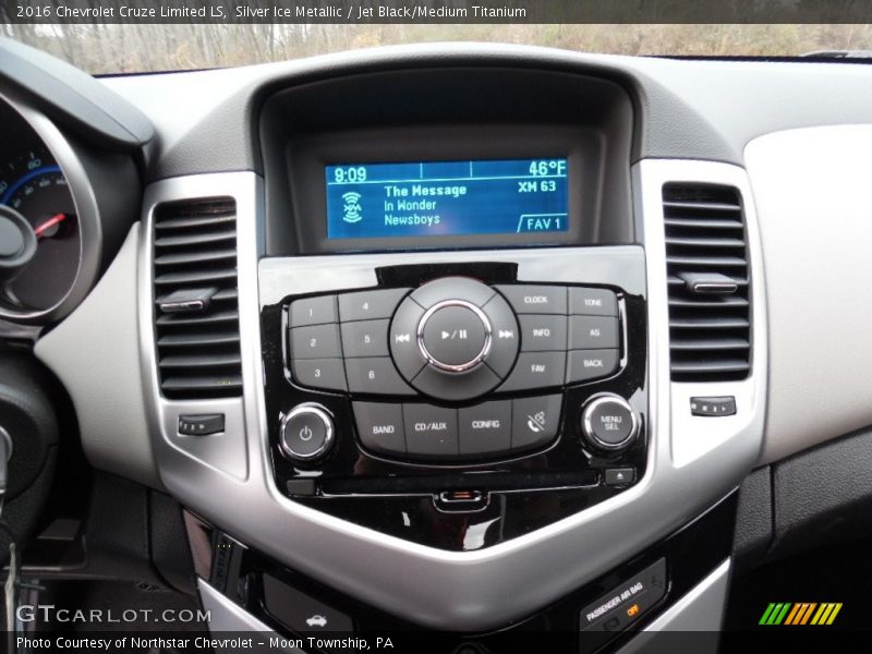 Silver Ice Metallic / Jet Black/Medium Titanium 2016 Chevrolet Cruze Limited LS