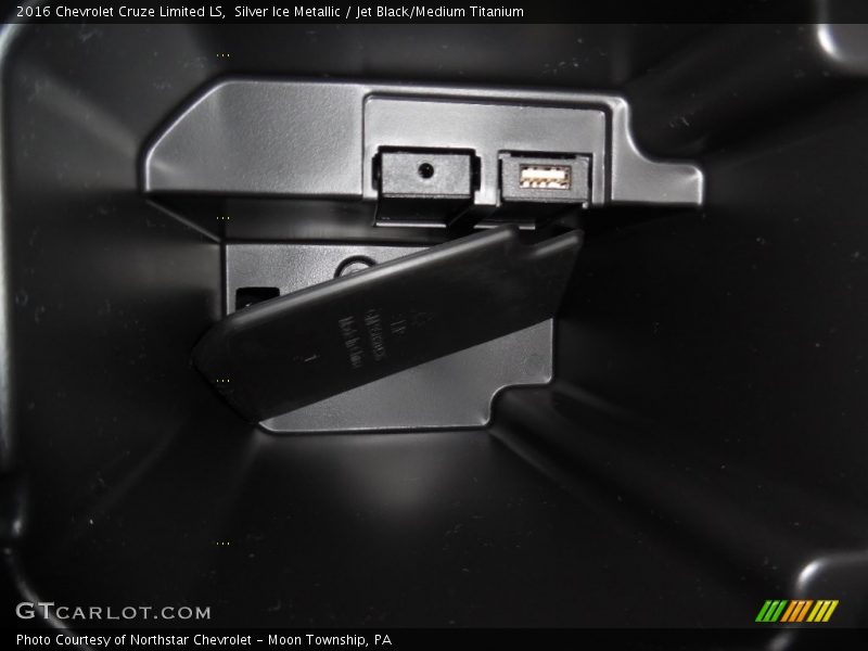 Silver Ice Metallic / Jet Black/Medium Titanium 2016 Chevrolet Cruze Limited LS