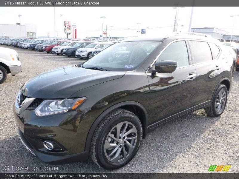 Front 3/4 View of 2016 Rogue SL AWD