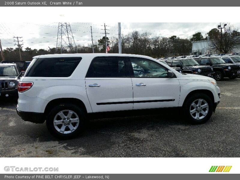 Cream White / Tan 2008 Saturn Outlook XE