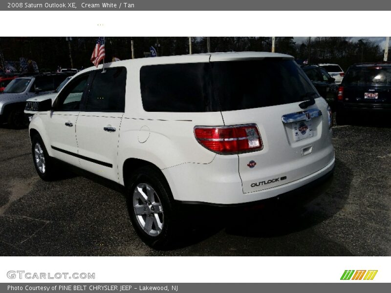 Cream White / Tan 2008 Saturn Outlook XE