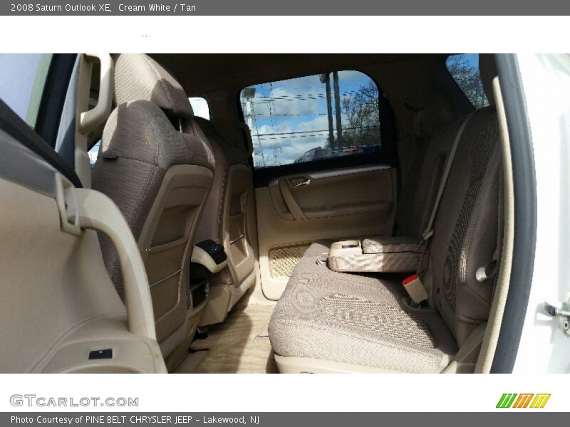 Cream White / Tan 2008 Saturn Outlook XE