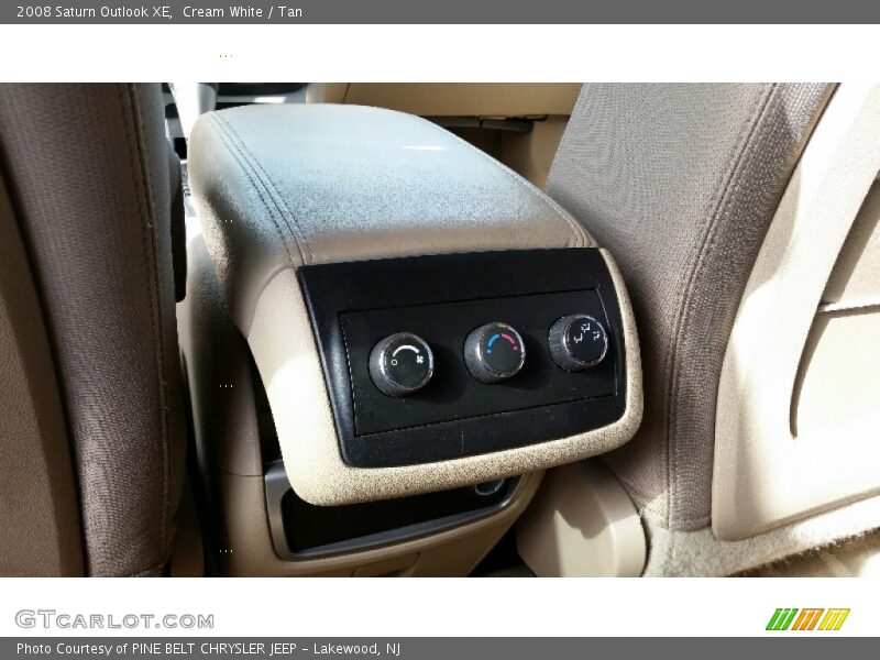 Cream White / Tan 2008 Saturn Outlook XE