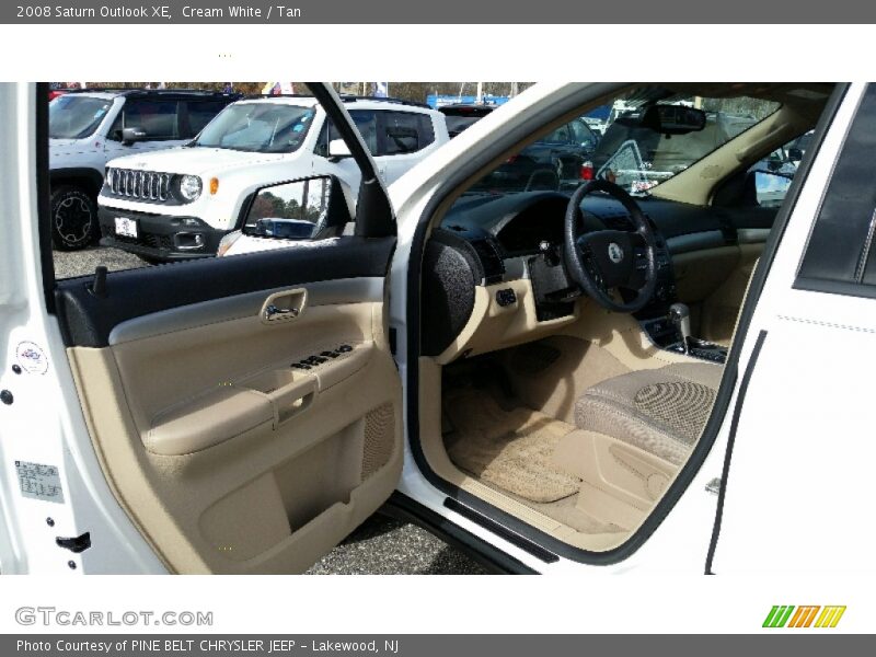 Cream White / Tan 2008 Saturn Outlook XE