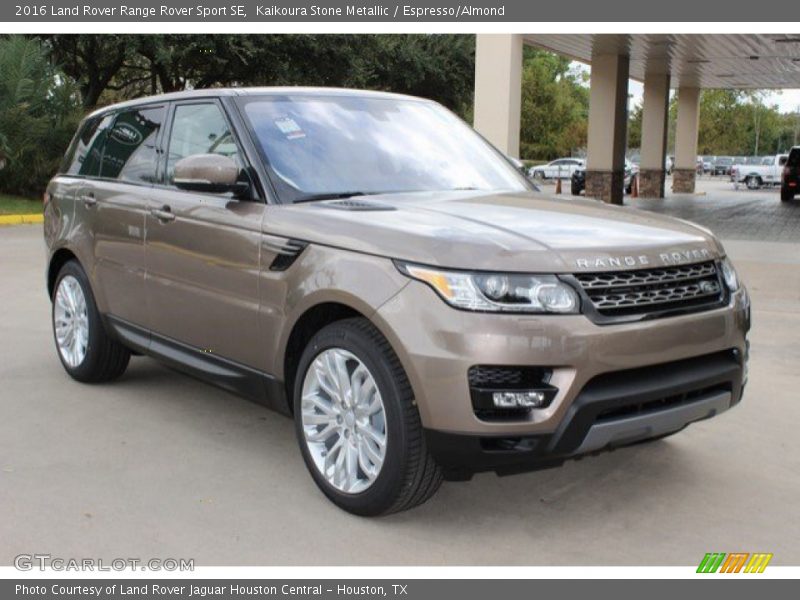 Front 3/4 View of 2016 Range Rover Sport SE