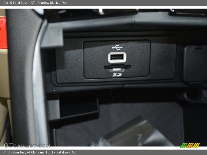Shadow Black / Dune 2016 Ford Fusion SE
