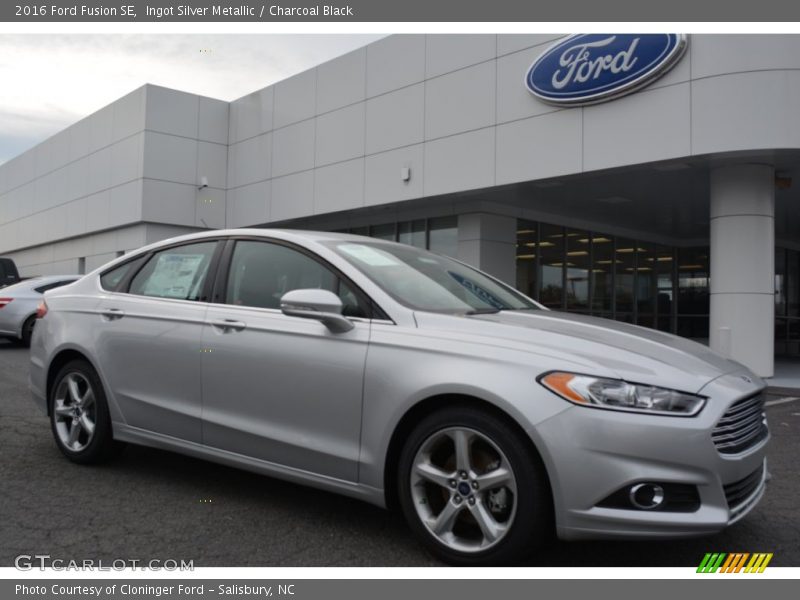 Ingot Silver Metallic / Charcoal Black 2016 Ford Fusion SE