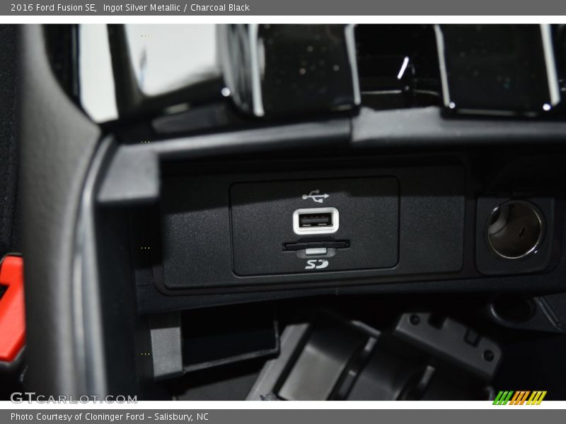 Ingot Silver Metallic / Charcoal Black 2016 Ford Fusion SE