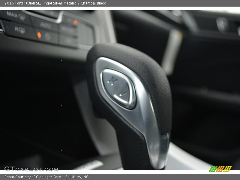 Ingot Silver Metallic / Charcoal Black 2016 Ford Fusion SE