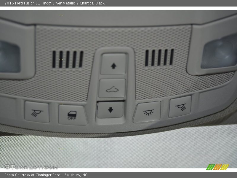 Ingot Silver Metallic / Charcoal Black 2016 Ford Fusion SE