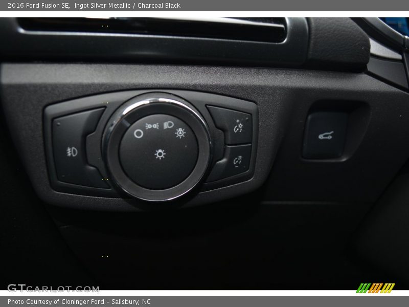 Ingot Silver Metallic / Charcoal Black 2016 Ford Fusion SE
