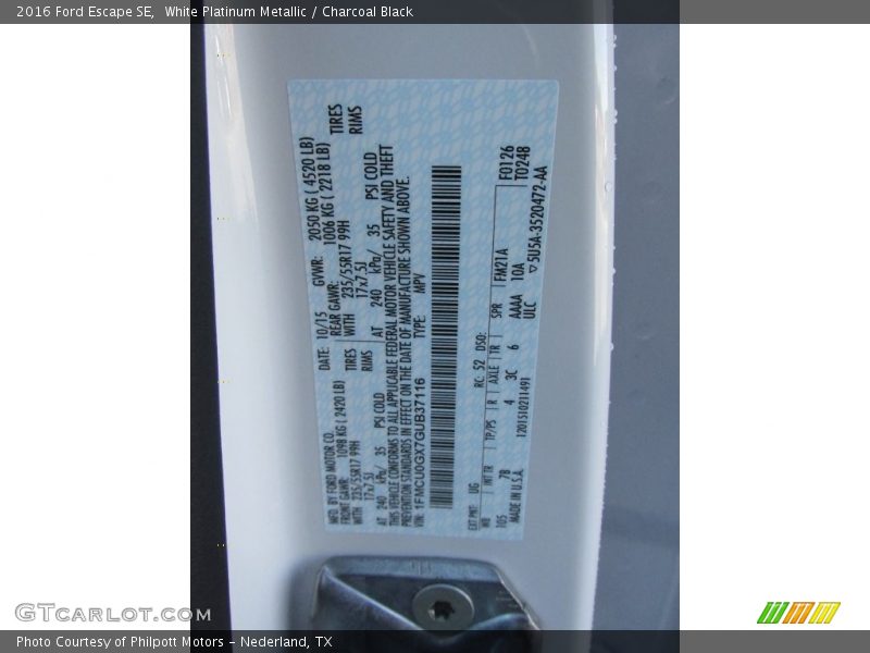 White Platinum Metallic / Charcoal Black 2016 Ford Escape SE
