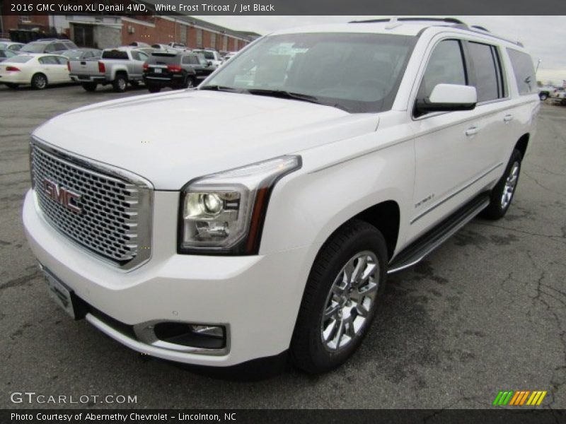 Front 3/4 View of 2016 Yukon XL Denali 4WD