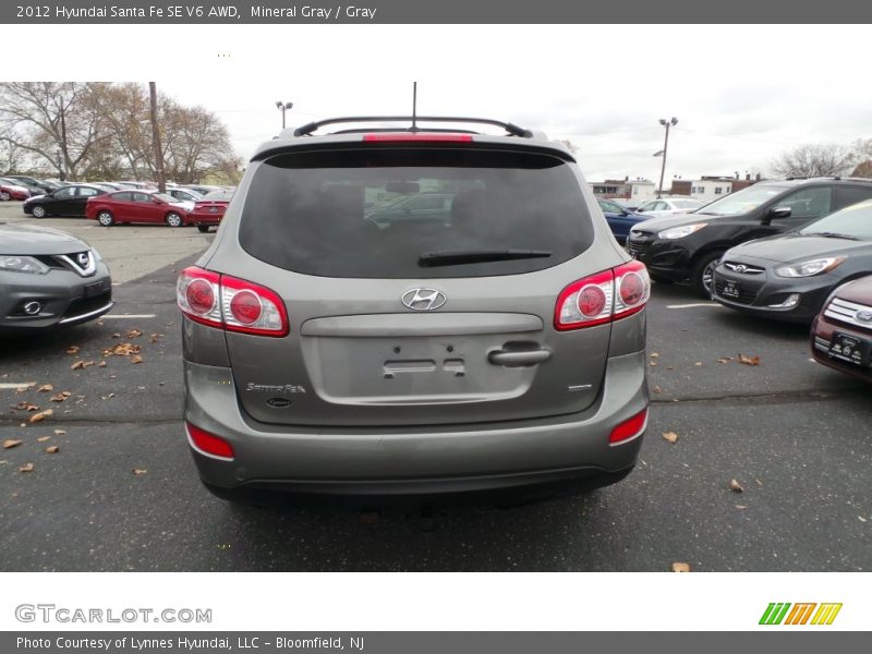 Mineral Gray / Gray 2012 Hyundai Santa Fe SE V6 AWD