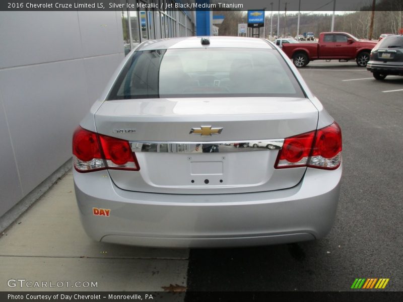 Silver Ice Metallic / Jet Black/Medium Titanium 2016 Chevrolet Cruze Limited LS