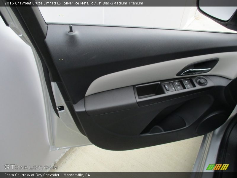 Silver Ice Metallic / Jet Black/Medium Titanium 2016 Chevrolet Cruze Limited LS