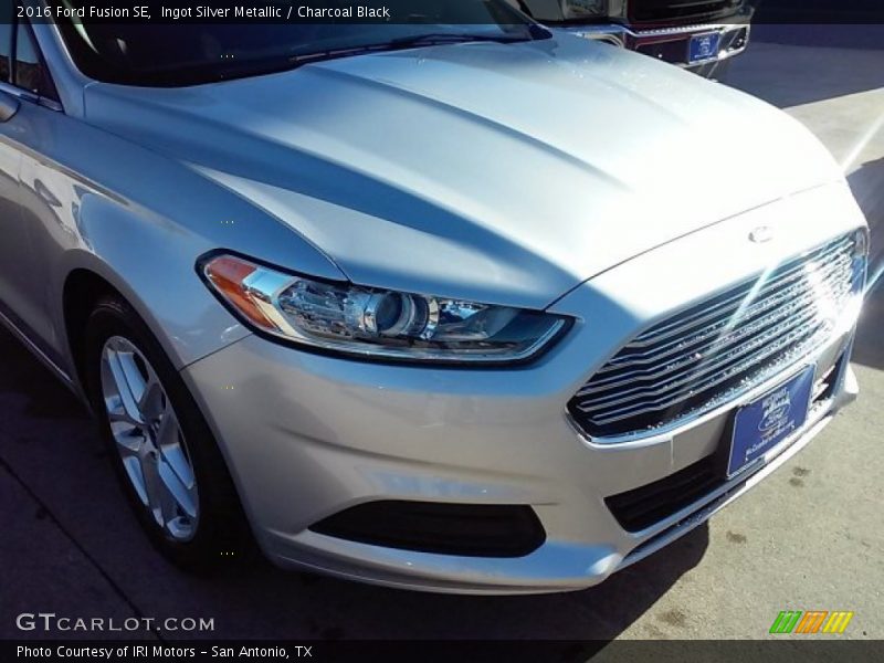 Ingot Silver Metallic / Charcoal Black 2016 Ford Fusion SE