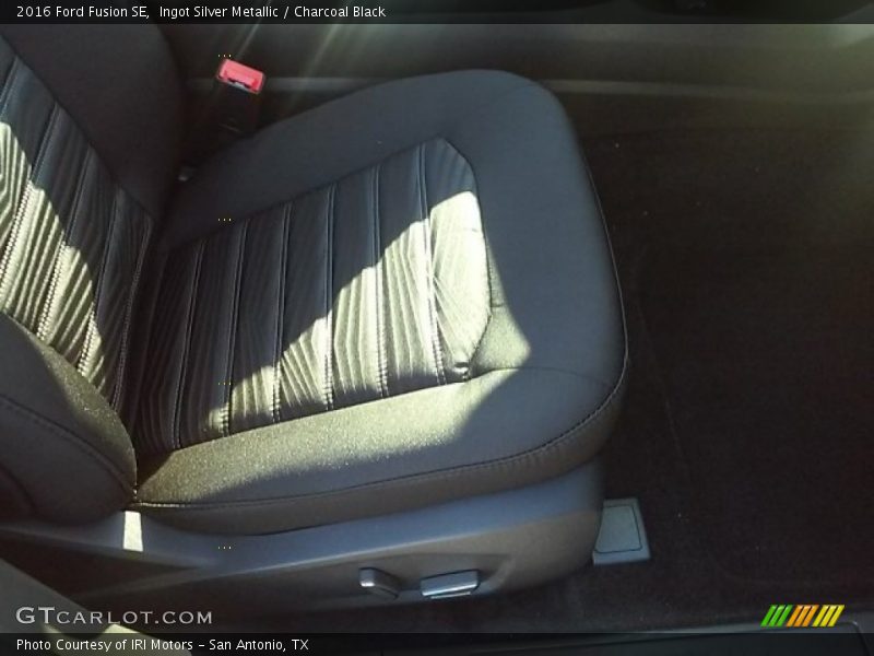 Ingot Silver Metallic / Charcoal Black 2016 Ford Fusion SE
