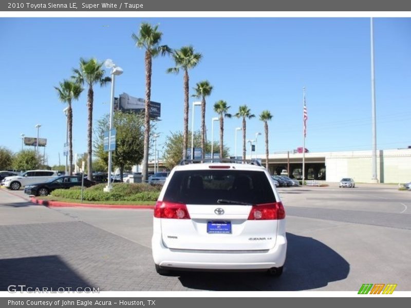 Super White / Taupe 2010 Toyota Sienna LE