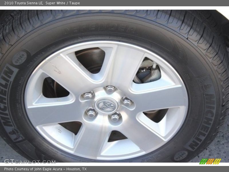 Super White / Taupe 2010 Toyota Sienna LE