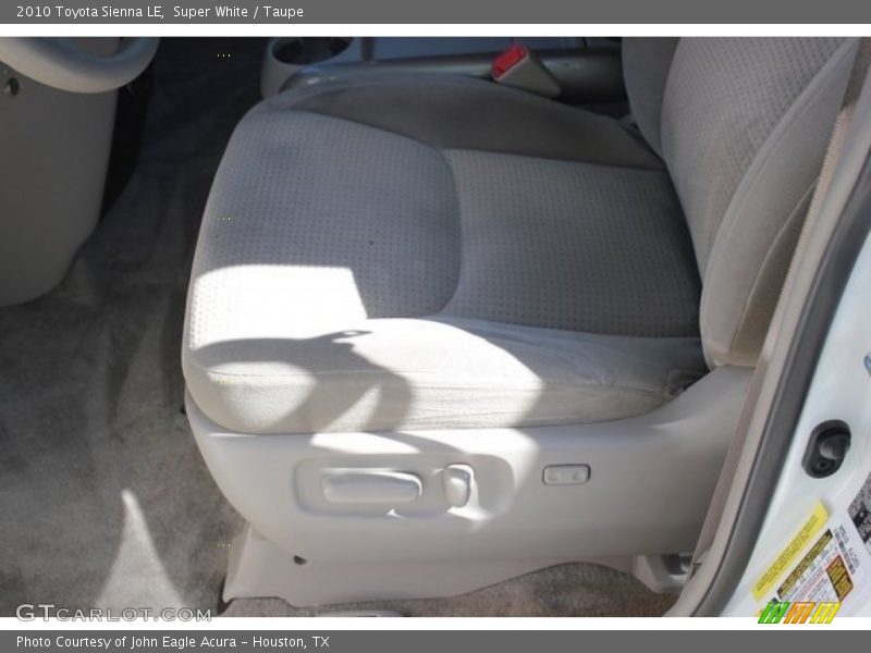 Super White / Taupe 2010 Toyota Sienna LE