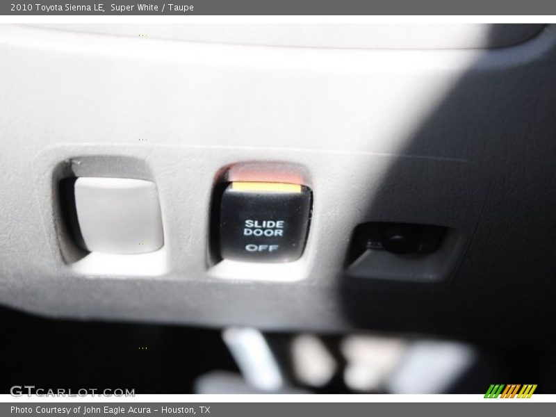 Super White / Taupe 2010 Toyota Sienna LE