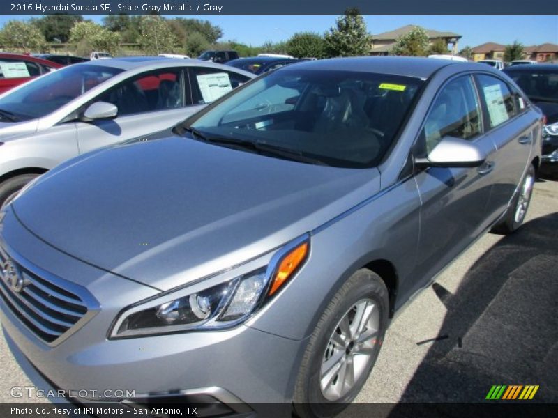 Front 3/4 View of 2016 Sonata SE