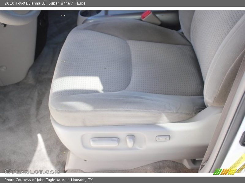 Super White / Taupe 2010 Toyota Sienna LE