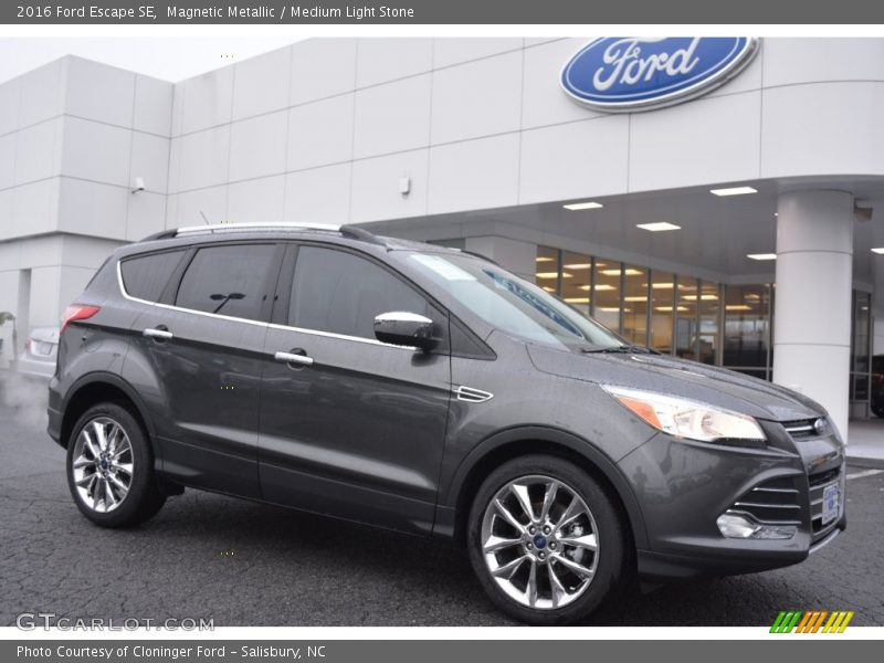 Front 3/4 View of 2016 Escape SE