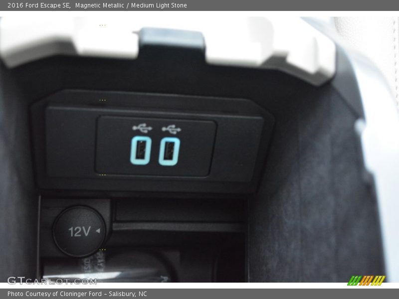 Magnetic Metallic / Medium Light Stone 2016 Ford Escape SE