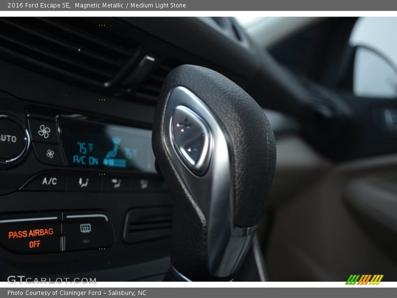 Magnetic Metallic / Medium Light Stone 2016 Ford Escape SE