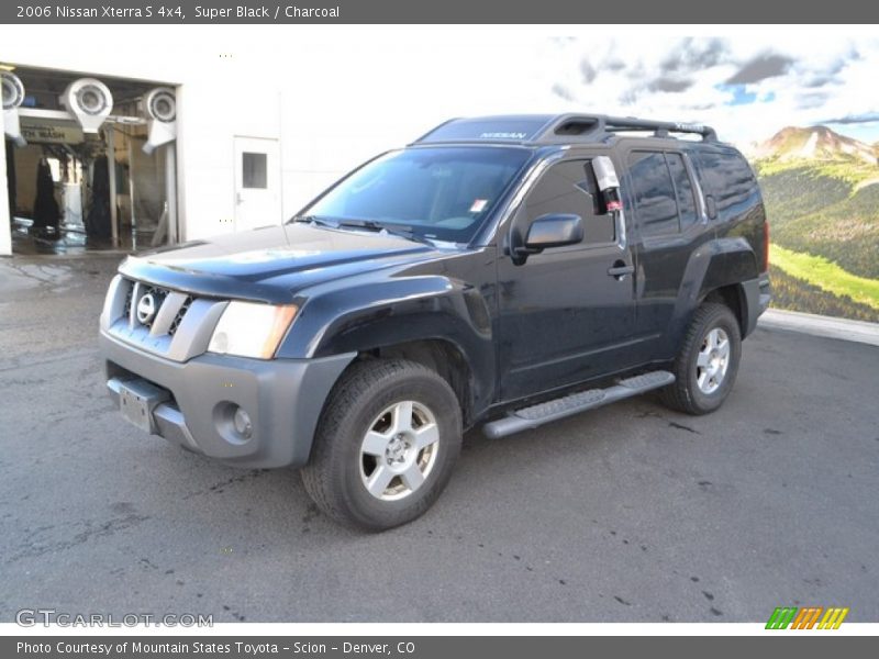 Front 3/4 View of 2006 Xterra S 4x4