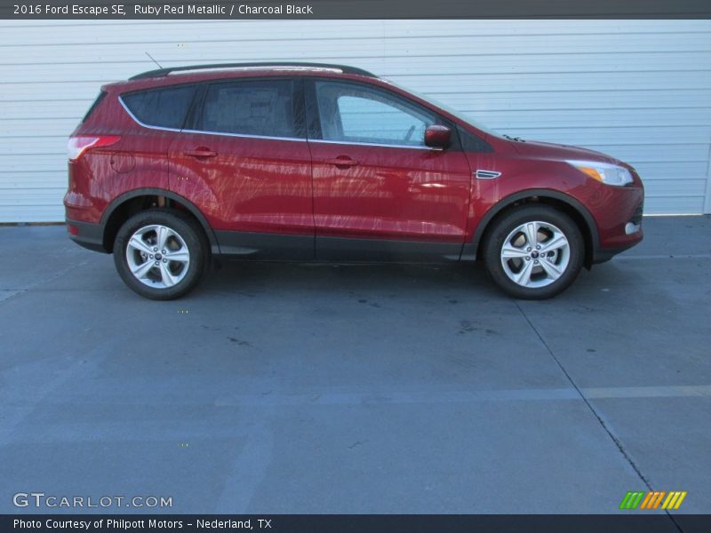 Ruby Red Metallic / Charcoal Black 2016 Ford Escape SE