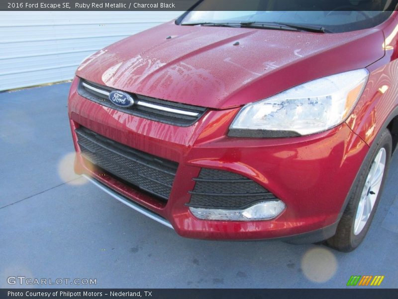 Ruby Red Metallic / Charcoal Black 2016 Ford Escape SE