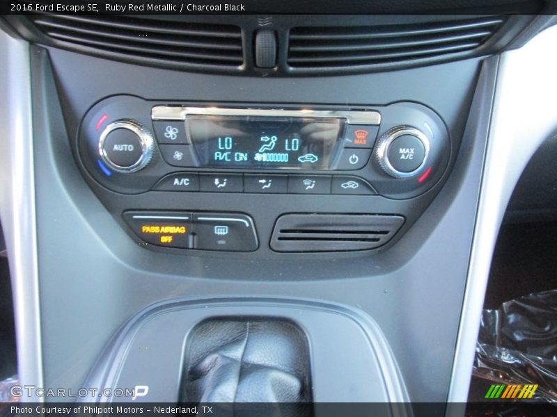 Ruby Red Metallic / Charcoal Black 2016 Ford Escape SE