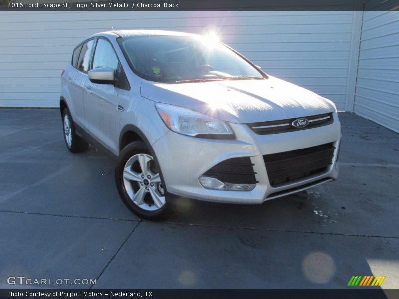 Ingot Silver Metallic / Charcoal Black 2016 Ford Escape SE